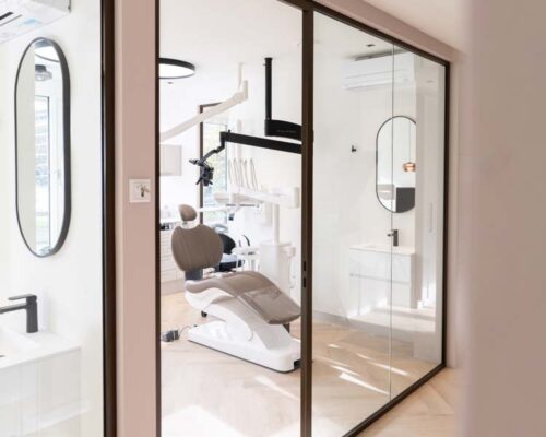 Tandarts Rotterdam Centrum Treatment room at a dentist in Rotterdam with plenty of natural light, a modern dental chair and professional equipment.